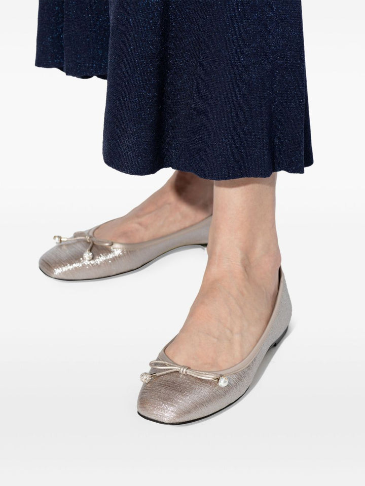 Jimmy Choo Flache Schuhe Silberne Schleife